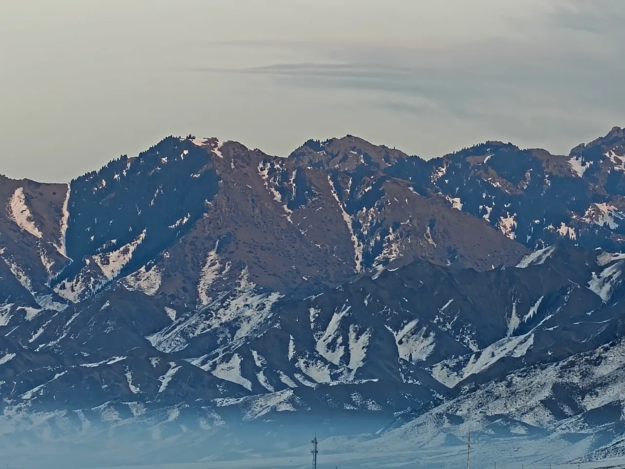 雪山与云层的远景